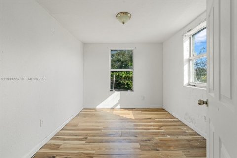 Propiedad comercial en venta en Miami, Florida № 1991091 - foto 21