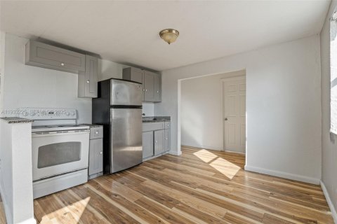 Propiedad comercial en venta en Miami, Florida № 1991091 - foto 19