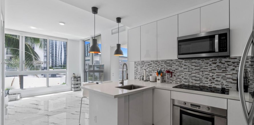 Кондоминиум с 1 спальней в Майами, Флорида № 2057872