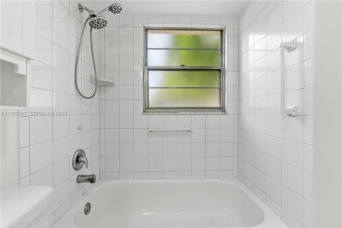 Condo in Coconut Creek, Florida, 2 bedrooms  № 2042376 - photo 19