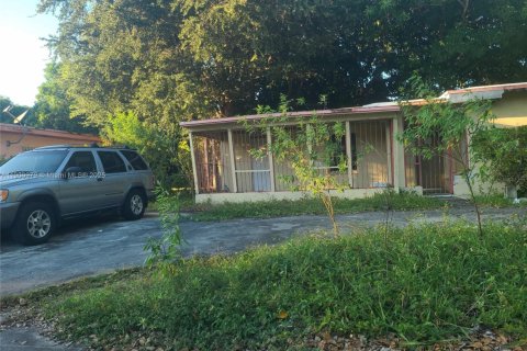 House in North Miami, Florida 2 bedrooms, 103.12 sq.m. № 1953146 - photo 2