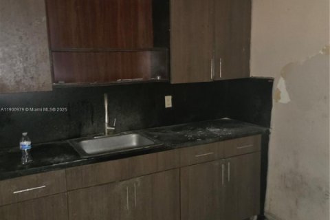 House in North Miami, Florida 2 bedrooms, 103.12 sq.m. № 1953146 - photo 15