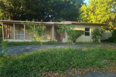 House in North Miami, Florida 2 bedrooms, 103.12 sq.m. № 1953146 - photo 1