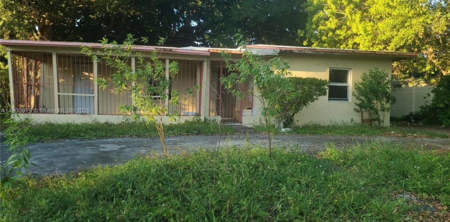 House in North Miami, Florida 2 bedrooms, 103.12 sq.m. № 1953146