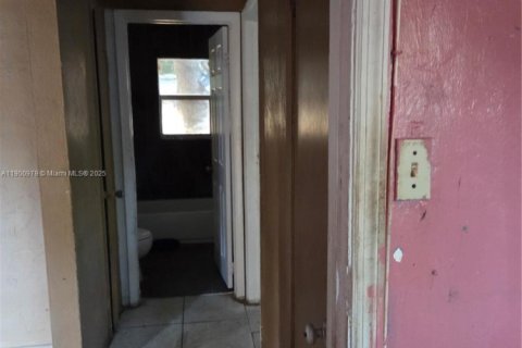House in North Miami, Florida 2 bedrooms, 103.12 sq.m. № 1953146 - photo 20