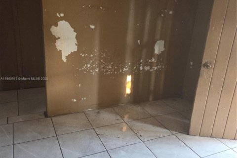 House in North Miami, Florida 2 bedrooms, 103.12 sq.m. № 1953146 - photo 7