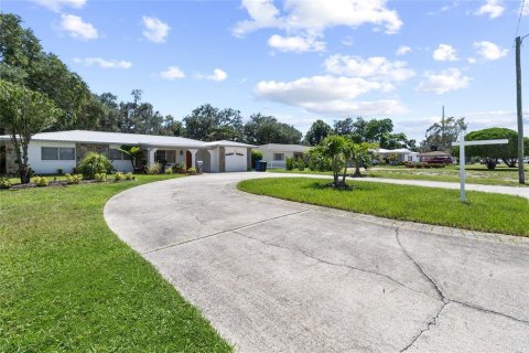 House in Saint Petersburg, Florida 3 bedrooms, 203.46 sq.m. № 2303034 - photo 3