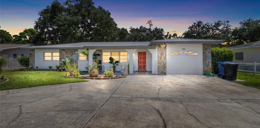 House in Saint Petersburg, Florida 3 bedrooms, 203.46 sq.m. № 2303034