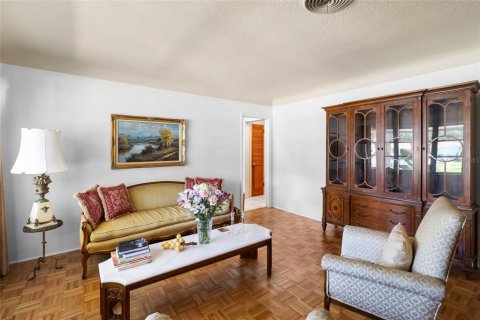 House in Saint Petersburg, Florida 3 bedrooms, 203.46 sq.m. № 2303034 - photo 8