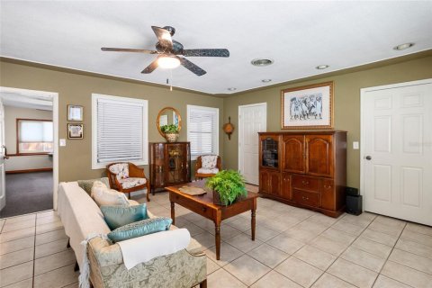 House in Saint Petersburg, Florida 3 bedrooms, 203.46 sq.m. № 2303034 - photo 11