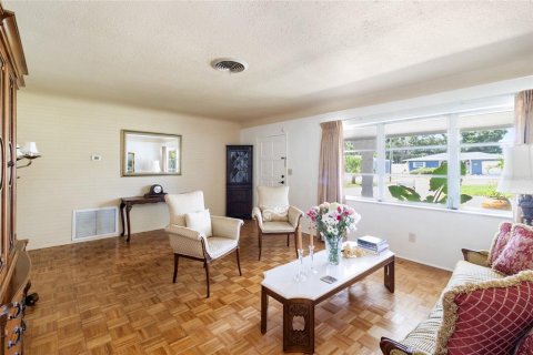 House in Saint Petersburg, Florida 3 bedrooms, 203.46 sq.m. № 2303034 - photo 7