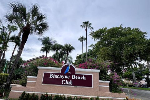 Condo in Miami, Florida, 1 bedroom  № 2026381 - photo 11