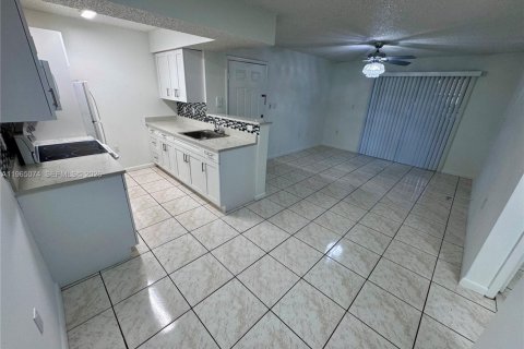 Condo in Miami, Florida, 1 bedroom  № 2026381 - photo 3
