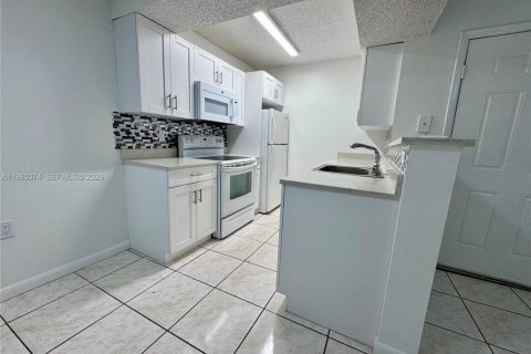 Condo in Miami, Florida, 1 bedroom  № 2026381 - photo 2