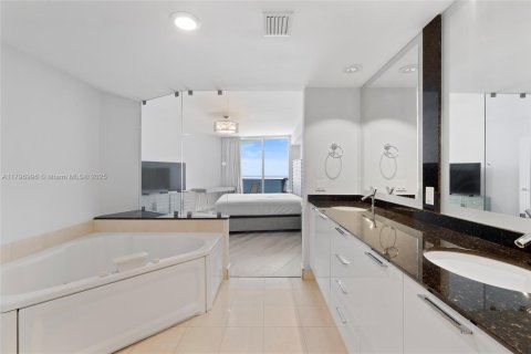 Condominio en venta en Sunny Isles Beach, Florida, 2 dormitorios, 147.81 m2 № 1671507 - foto 23