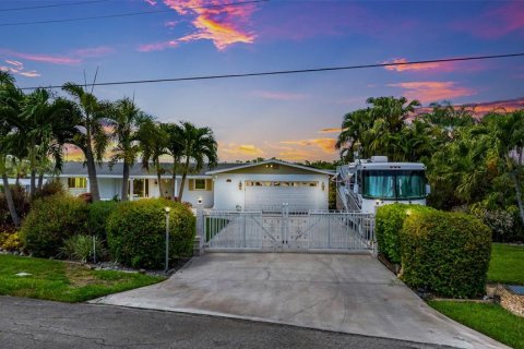 Casa en venta en Fort Myers, Florida, 3 dormitorios, 210.24 m2 № 1778417 - foto 2