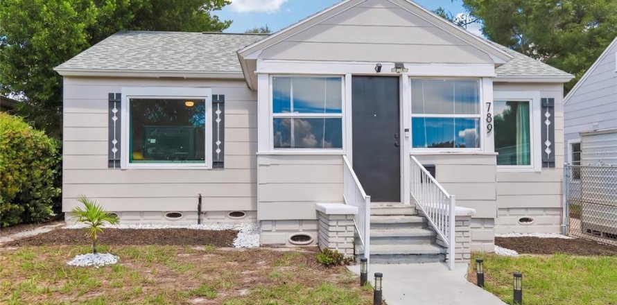 House in Saint Petersburg, Florida 2 bedrooms, 75.81 sq.m. № 2355130
