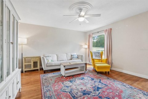House in Saint Petersburg, Florida 2 bedrooms, 75.81 sq.m. № 2355130 - photo 5