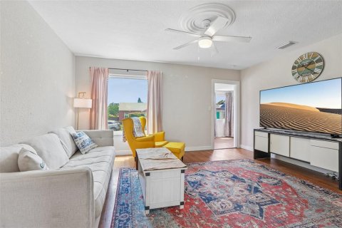House in Saint Petersburg, Florida 2 bedrooms, 75.81 sq.m. № 2355130 - photo 6