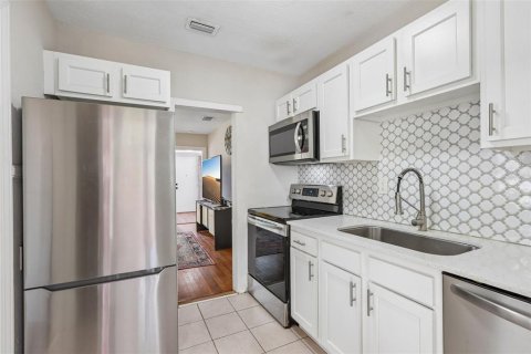 House in Saint Petersburg, Florida 2 bedrooms, 75.81 sq.m. № 2355130 - photo 11