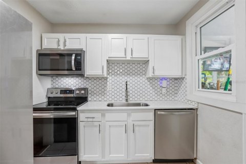 House in Saint Petersburg, Florida 2 bedrooms, 75.81 sq.m. № 2355130 - photo 9