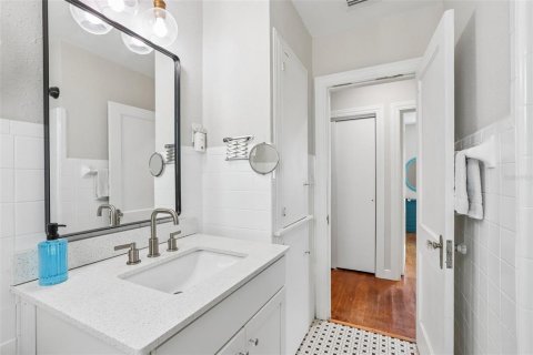 House in Saint Petersburg, Florida 2 bedrooms, 75.81 sq.m. № 2355130 - photo 15
