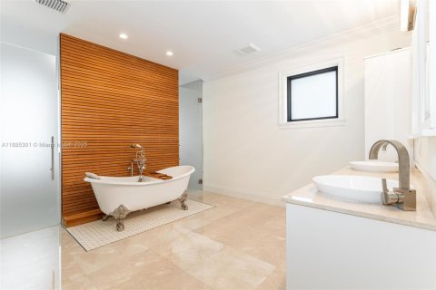 House in Lighthouse Point, Florida 3 bedrooms, 286.6 sq.m. № 1979140 - photo 14