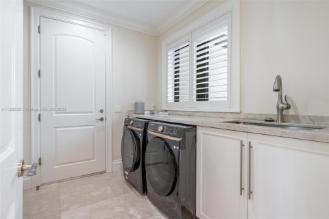 House in Lighthouse Point, Florida 3 bedrooms, 286.6 sq.m. № 1979140 - photo 21