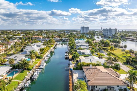 House in Lighthouse Point, Florida 3 bedrooms, 286.6 sq.m. № 1979140 - photo 29