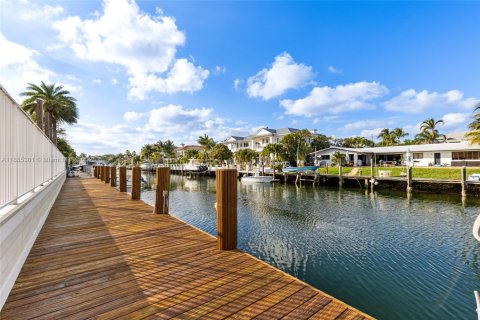 House in Lighthouse Point, Florida 3 bedrooms, 286.6 sq.m. № 1979140 - photo 26