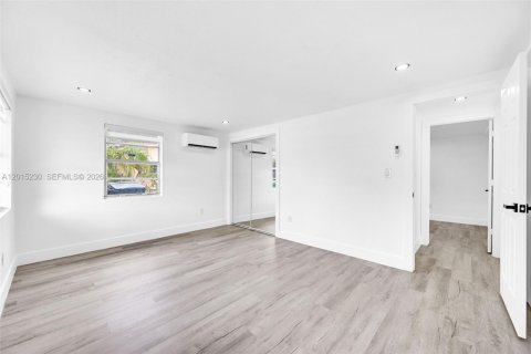Casa en venta en Miami, Florida, 4 dormitorios, 117.43 m2 № 2269106 - foto 23