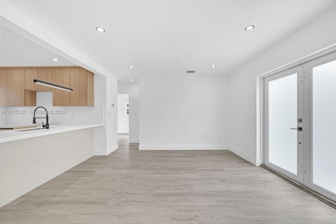 Casa en venta en Miami, Florida, 4 dormitorios, 117.43 m2 № 2269106 - foto 13