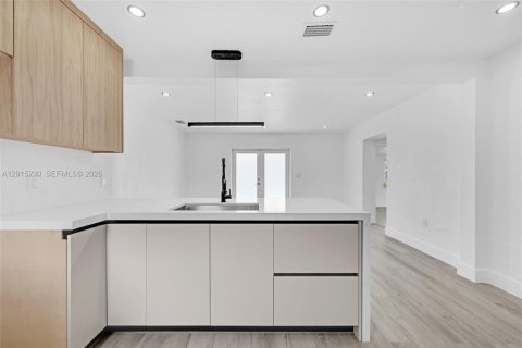 Casa en venta en Miami, Florida, 4 dormitorios, 117.43 m2 № 2269106 - foto 9