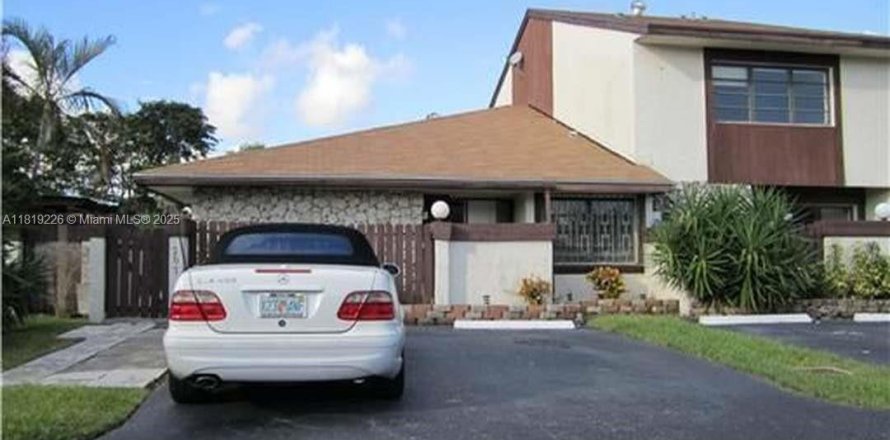 Adosado en Miami, Florida 3 dormitorios, 130.43 m2 № 1779501