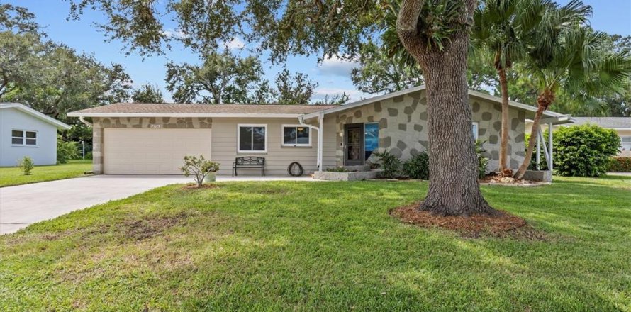 House in Dunedin, Florida 3 bedrooms, 139.73 sq.m. № 1900006
