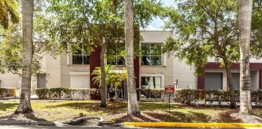 Immobilier commercial à Doral, Floride № 2241957