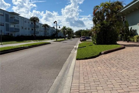 Condo in Cape Canaveral, Florida, 2 bedrooms  № 1933161 - photo 4