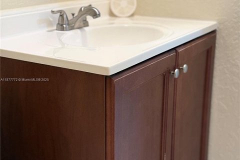 Condo in Cape Canaveral, Florida, 2 bedrooms  № 1933161 - photo 23