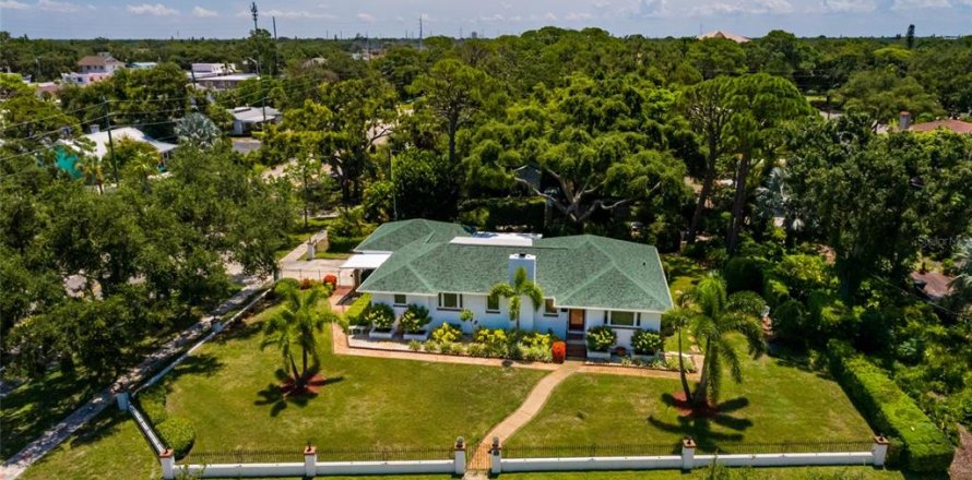 House in Saint Petersburg, Florida 3 bedrooms, 175.21 sq.m. № 1832193