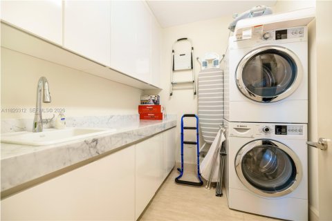 Купить кондоминиум в Бэл-Харбор, Флорида 3 спальни, 327.39м2, № 2084001 - фото 26