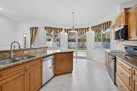 House in Pembroke Pines, Florida 4 bedrooms, 256.22 sq.m. № 2051626 - photo 10