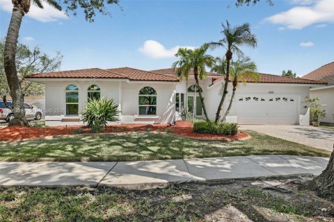 House in Pembroke Pines, Florida 4 bedrooms, 256.22 sq.m. № 2051626