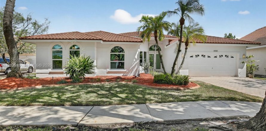 House in Pembroke Pines, Florida 4 bedrooms, 256.22 sq.m. № 2051626