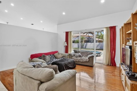 House in Pembroke Pines, Florida 4 bedrooms, 256.22 sq.m. № 2051626 - photo 9