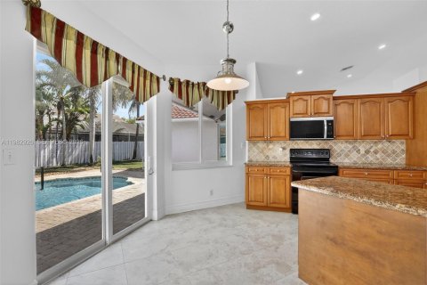 House in Pembroke Pines, Florida 4 bedrooms, 256.22 sq.m. № 2051626 - photo 11