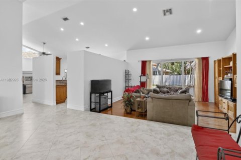 House in Pembroke Pines, Florida 4 bedrooms, 256.22 sq.m. № 2051626 - photo 7