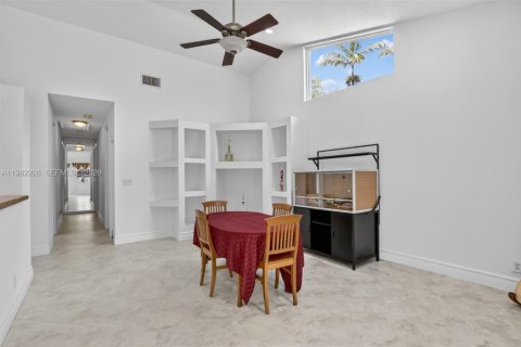 House in Pembroke Pines, Florida 4 bedrooms, 256.22 sq.m. № 2051626 - photo 16