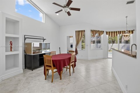 House in Pembroke Pines, Florida 4 bedrooms, 256.22 sq.m. № 2051626 - photo 17