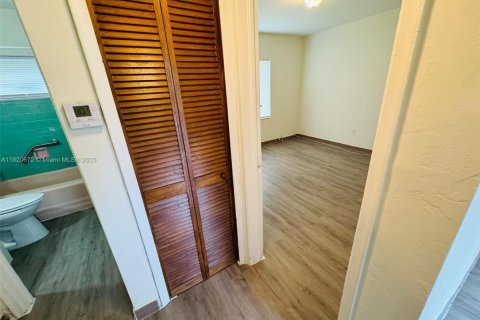 Villa ou maison à louer à Miami, Floride: 1 chambre, 73.39 m2 № 1934065 - photo 4