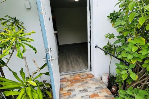 Villa ou maison à louer à Miami, Floride: 1 chambre, 73.39 m2 № 1934065 - photo 1